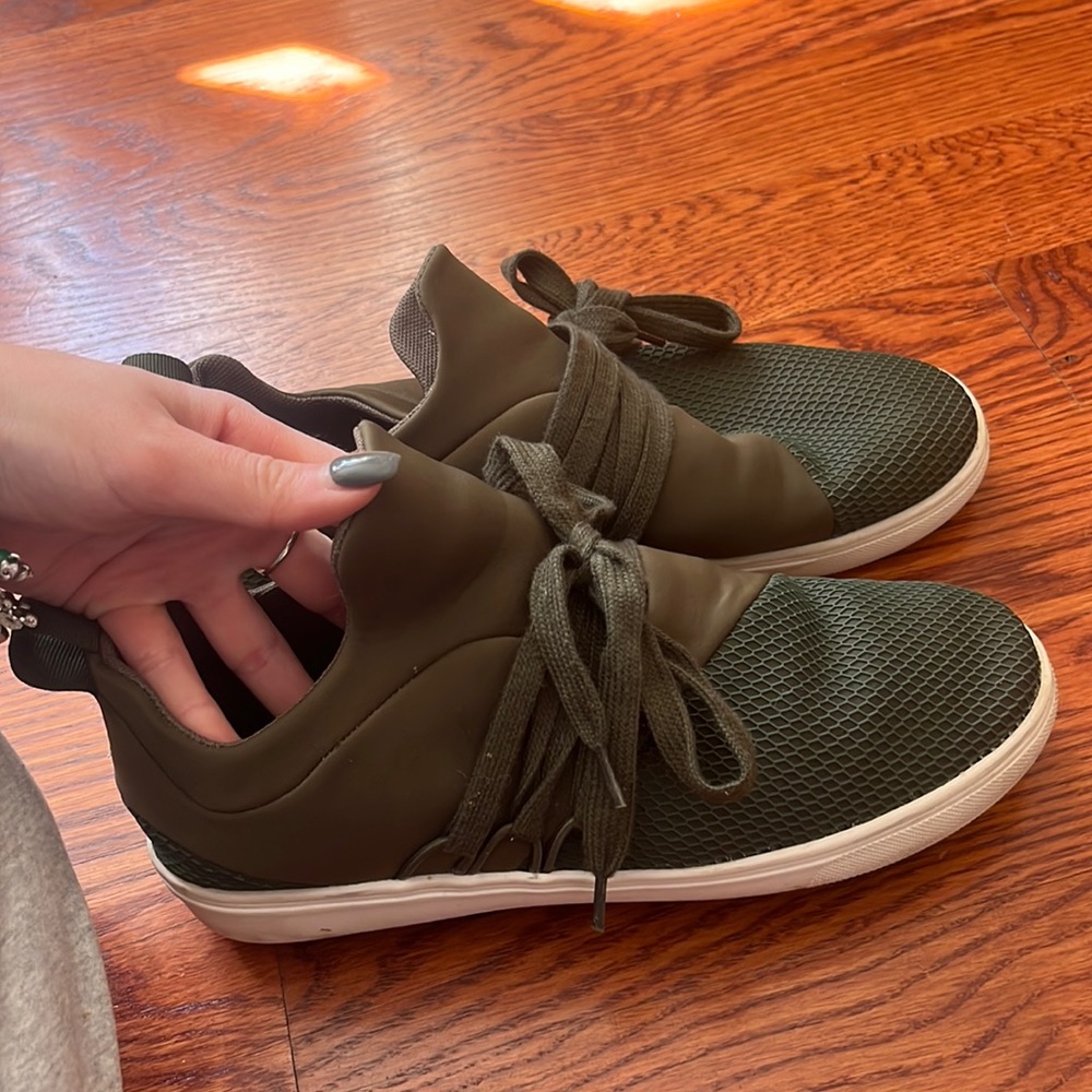 8.5 Steve Madden Sneakers